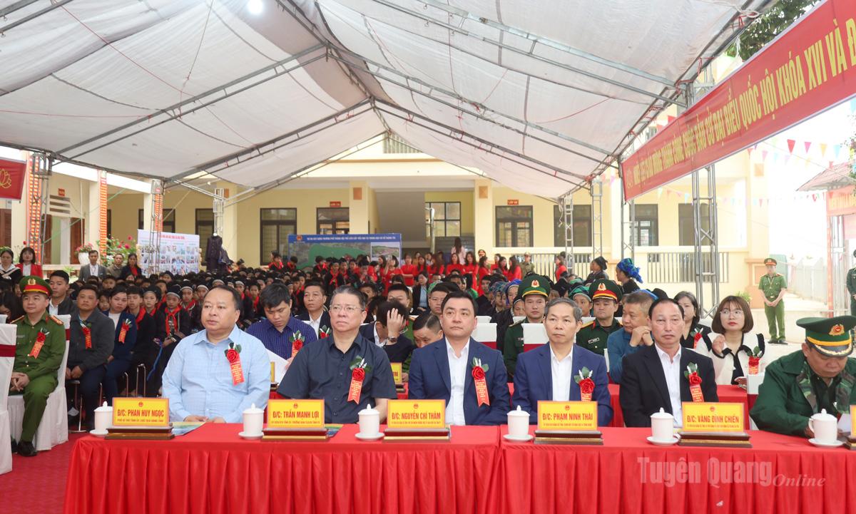 Chủ tịch UBND tỉnh Phan Huy Ngọc và các đại biểu theo dõi chương trình Lễ động thổ công trình các trường nội trú liên cấp ở các xã biên giới trên toàn quốc.