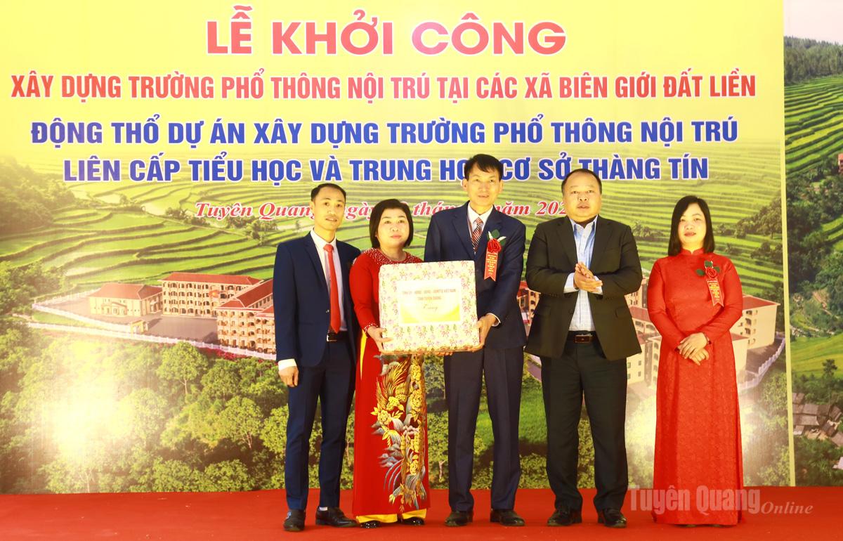 Đồng chí  Phan Huy Ngọc, Phó Bí thư Tỉnh ủy, Chủ tịch UBND tỉnh tặng quà cho các trường học trên địa bàn xã Thàng Tín.