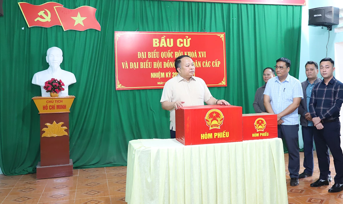 Chủ tịch UBND tỉnh Phan Huy Ngọc kiểm tra hòm phiếu thuộc điểm bỏ phiếu thôn Vằng Luông, xã Thượng Sơn.