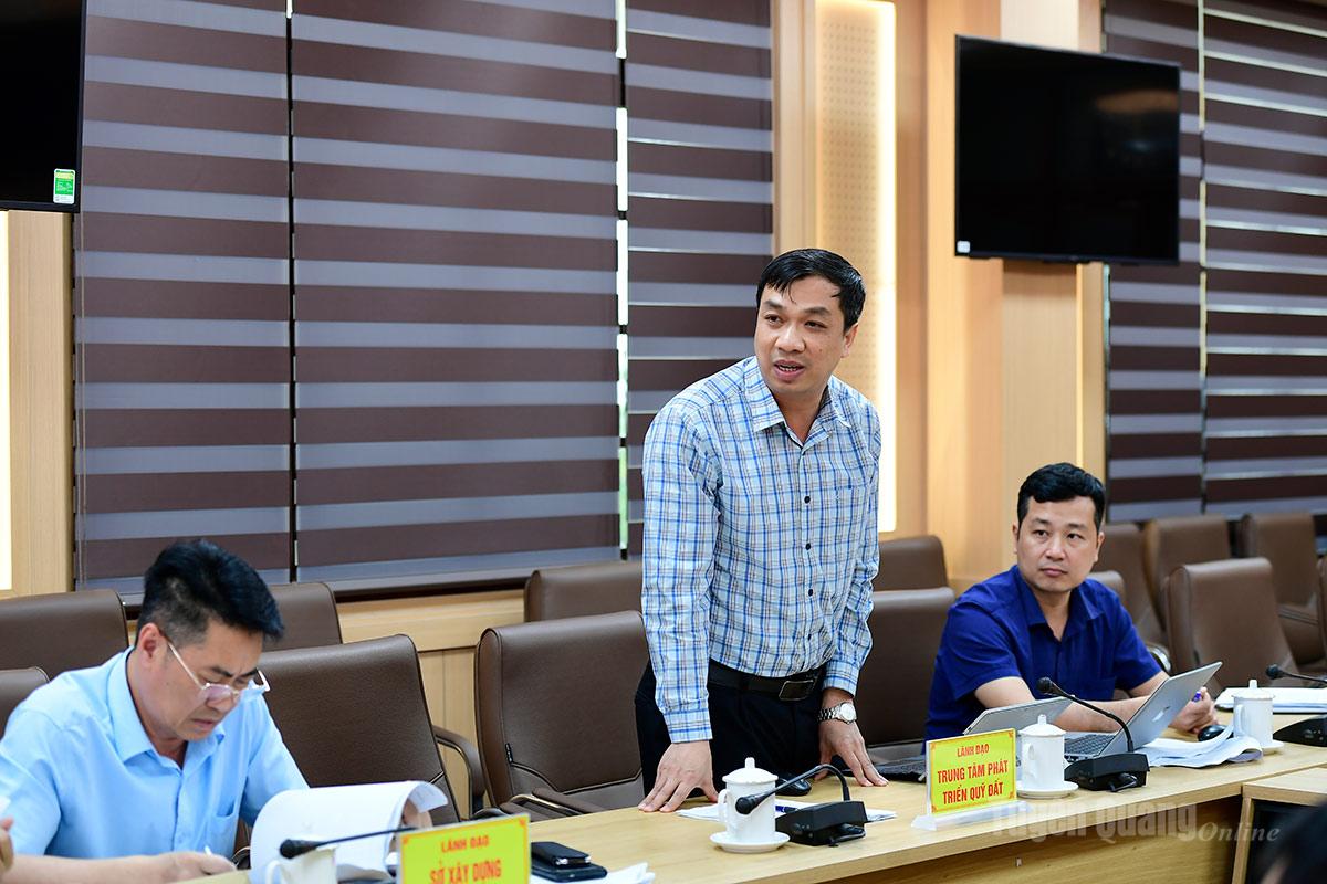 Lãnh đạo Trung tâm Phát triển quỹ đất báo cáo tình hình quản lý, xử lý các cơ sở nhà, đất chuyển giao cho Trung tâm quản lý.