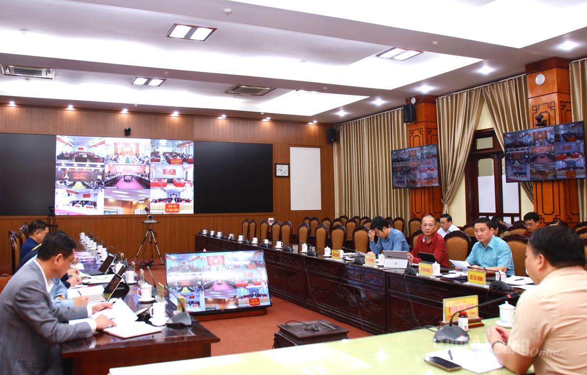 Buổi làm việc được kết nối trực tuyến từ điểm cầu UBND tỉnh đến các xã, phường.