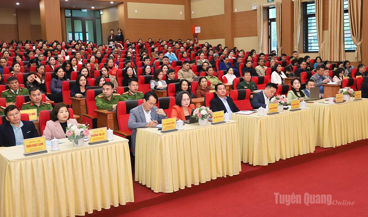 Thường trực Đảng uỷ, HĐND, UBND xã Vị Xuyên và cử tri tham dự buổi tiếp xúc.