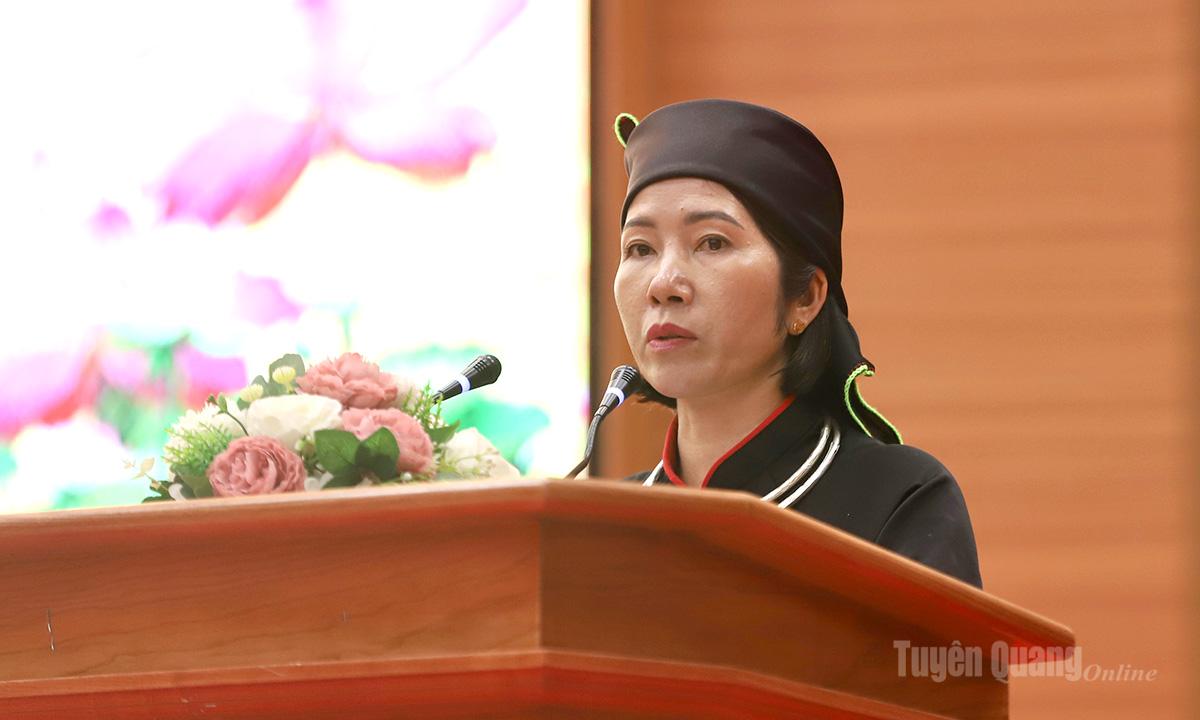 Ứng cử viên Hoàng Thị Xạ, Phó Chủ tịch Uỷ ban MTTQ, Chủ tịch Hội Nông dân xã Tùng Bá trình bày chương trình hành động của bản thân nếu trúng cử đại biểu HĐND tỉnh.