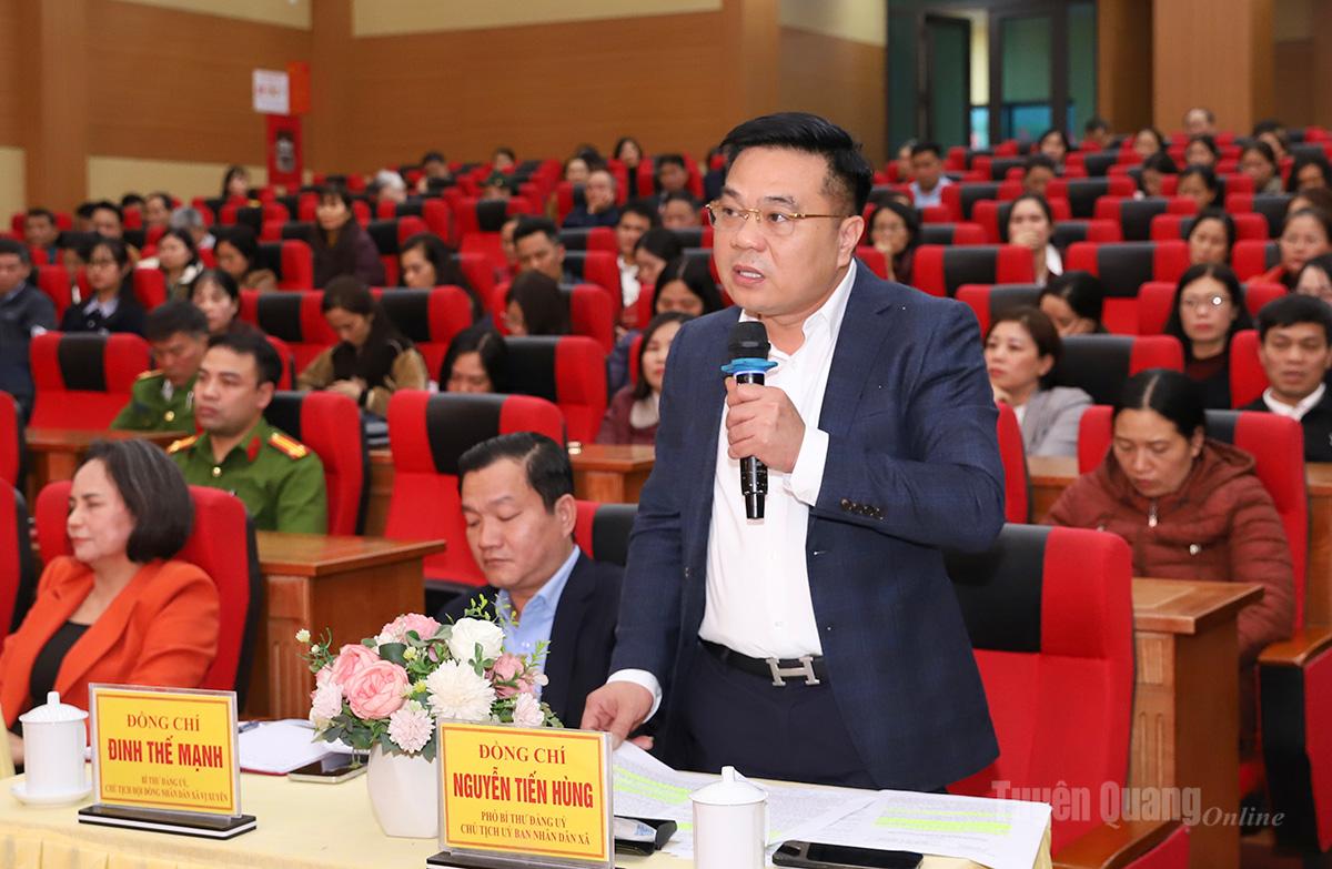 Chủ tịch UBND xã Vị Xuyên Nguyễn Tiến Hùng kiến nghị các ứng cử viên quan tâm ủng hộ chủ trương hỗ trợ xi măng cho xã nâng cấp các tuyến đường giao thông nông thôn.