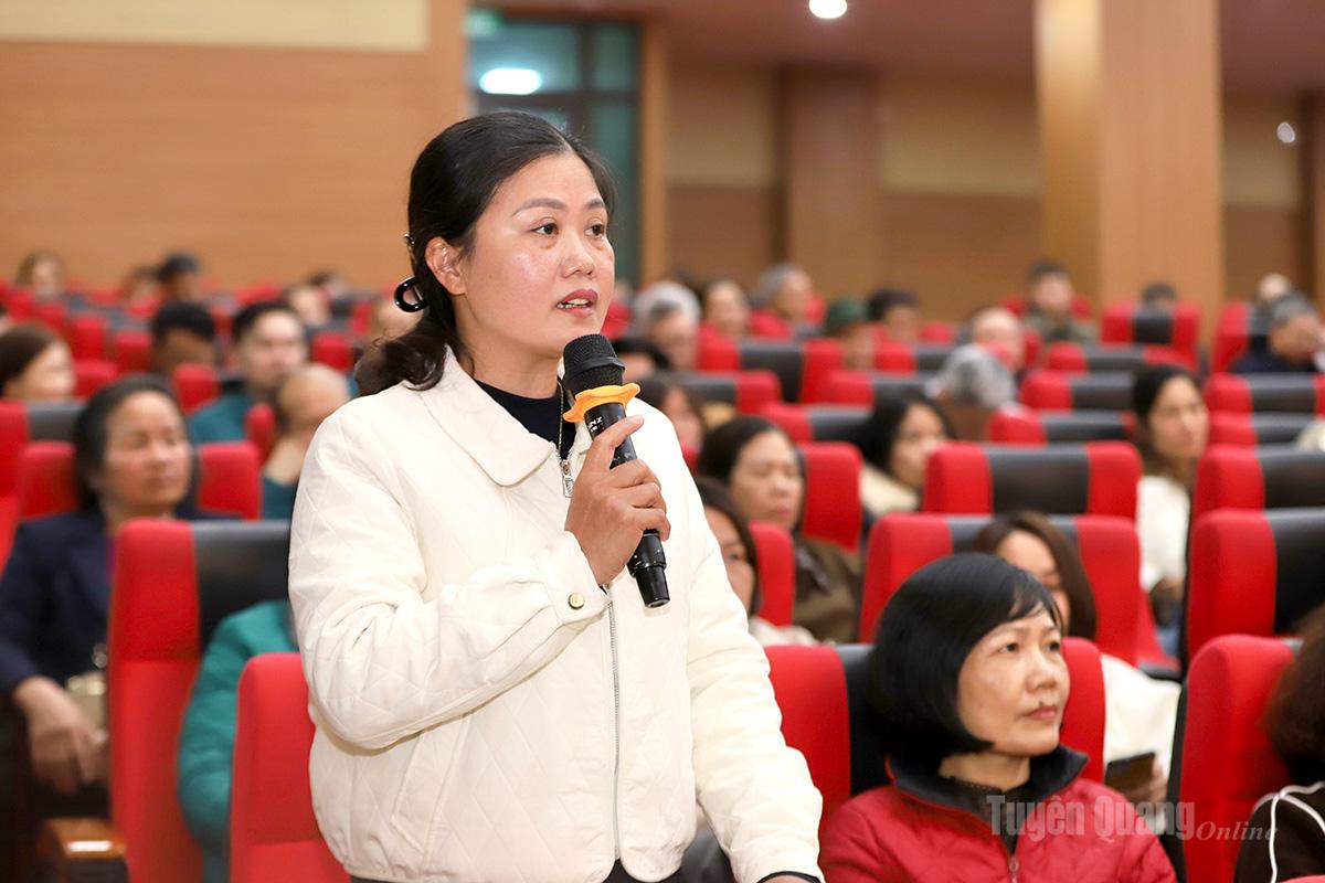 Cô giáo Đặng Thị Hồng Nhung, Hiệu trưởng trường THCS Lý Tự Trọng kiến nghị các ứng cử viên quan tâm ủng hộ các chủ trương phát triển giáo dục trọng điểm, chất lượng cao.