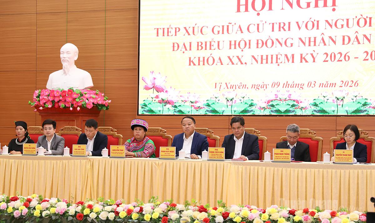 Các ứng cử viên ứng cử tại đơn vị bầu cử số 10 tham dự buổi tiếp xúc cử tri xã Vị Xuyên.