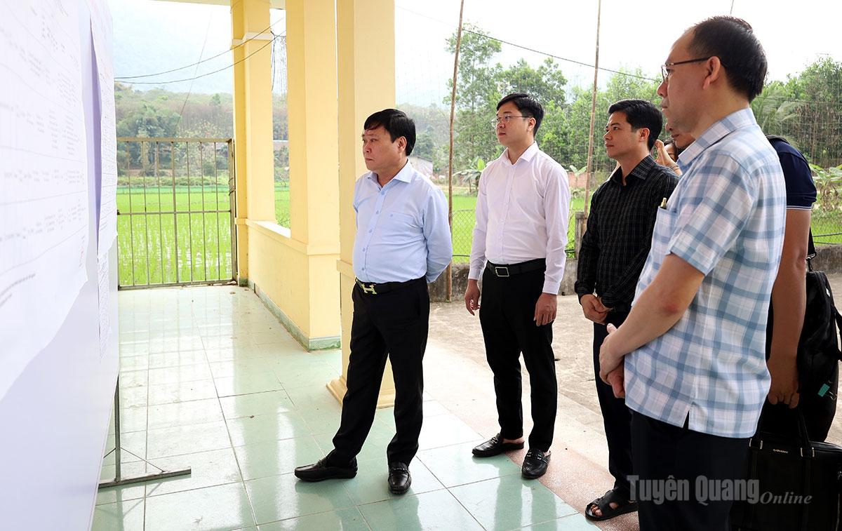 Đoàn nắm tình hình, kiểm tra danh sách cử tri tại thôn Nà Lừa.