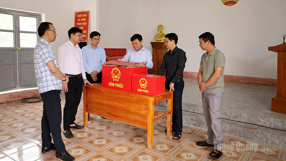 Đồng chí Mai Đức Thông, Ủy viên BCH Đảng bộ tỉnh, Giám đốc Báo và phát thanh, truyền hình Tuyên Quang, thành viên Ban Chỉ đạo Ủy ban Bầu cử tỉnh và lãnh đạo xã Trung Hà nắm tình hình, kiểm tra cơ sở vật chất khu vực bỏ phiếu tại thôn Nông Tiến 1.