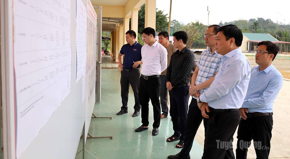 Đoàn kiểm tra danh sách cử tri niêm yết tại thôn Bản Ba 1.