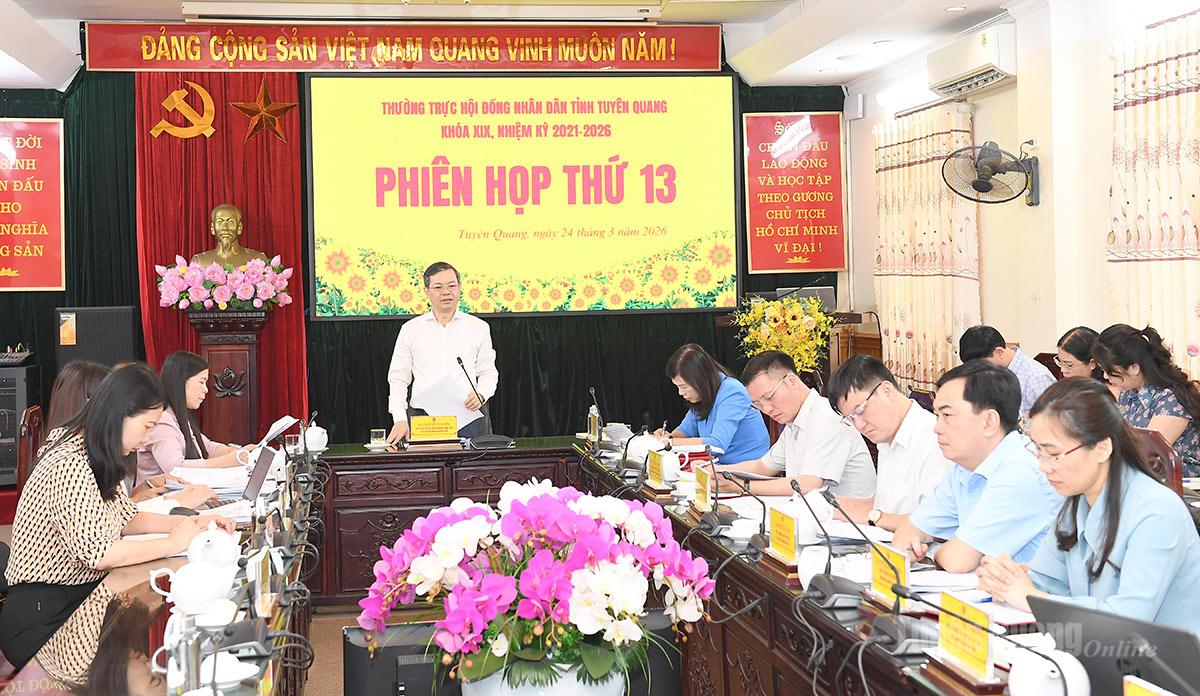 Đồng chí Chủ tịch HĐND tỉnh Nguyễn Văn Sơn chủ trì phiên họp.