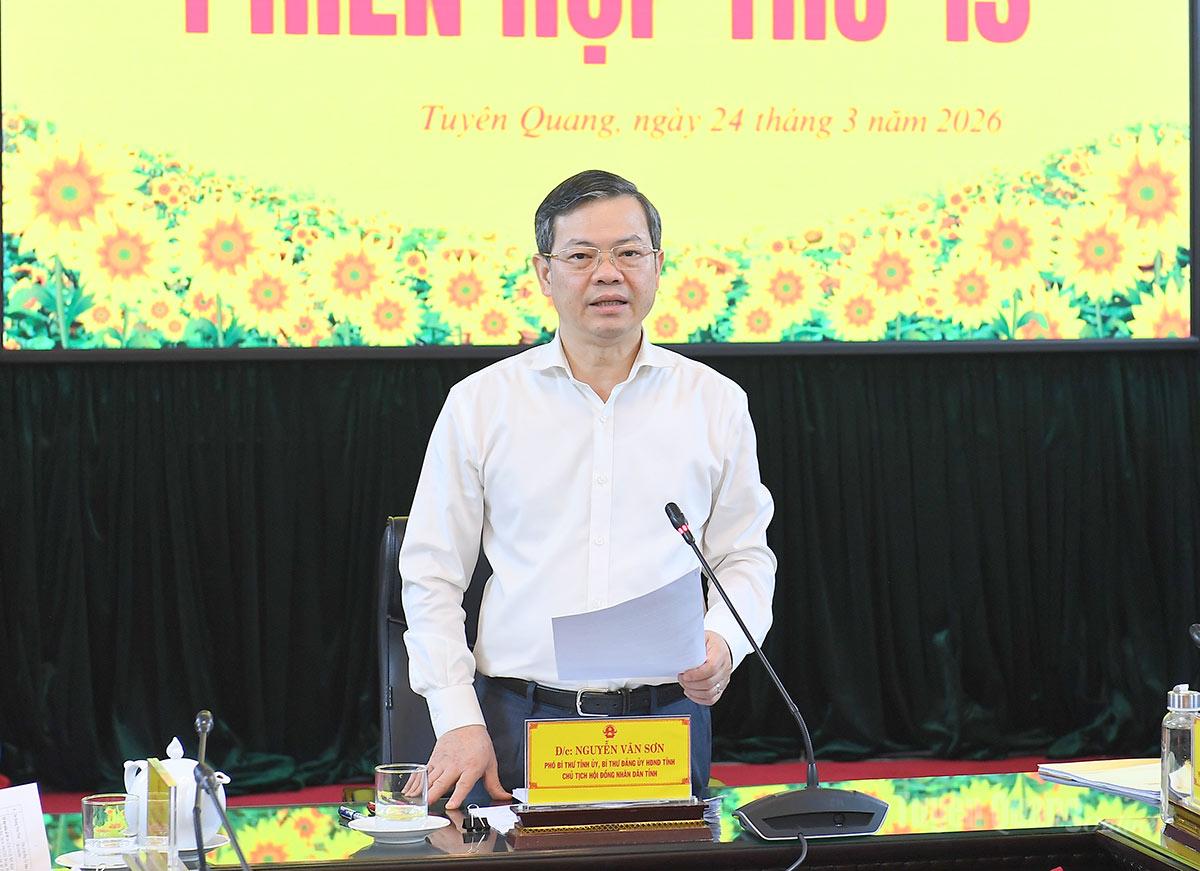 Đồng chí Chủ tịch HĐND tỉnh Nguyễn Văn Sơn phát biểu tại phiên họp.