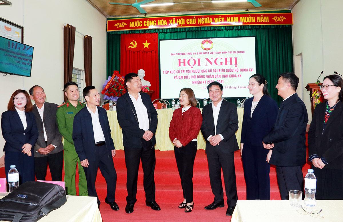 Các đồng chí: Nguyễn Hưng Vượng, Ủy viên Ban Thường vụ Tỉnh ủy, Chủ nhiệm Ủy ban Kiểm tra Tỉnh ủy; Phùng Tiến Quân, Ủy viên Ban Thường vụ Tỉnh ủy, Trưởng Ban Nội chính Tỉnh ủy  và các ứng cử viên đại biểu Quốc hội và đại biểu HĐND tỉnh trao đổi với cử tri xã Liên Hiệp.