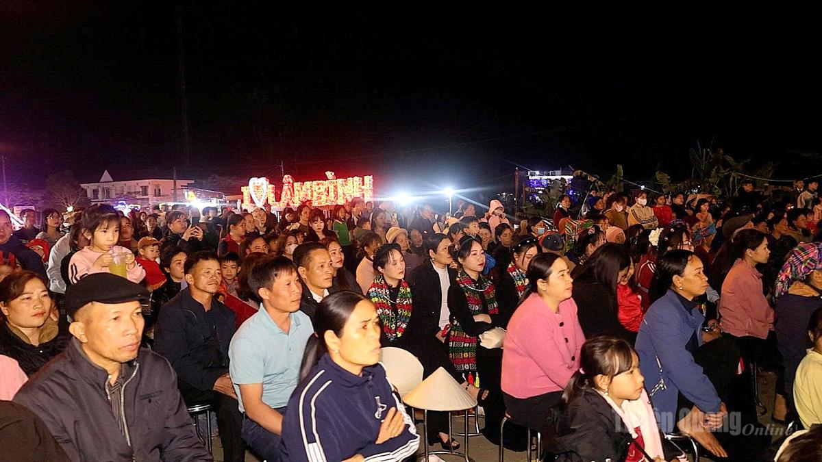 Đông đảo Nhân dân đón xem chương trình.