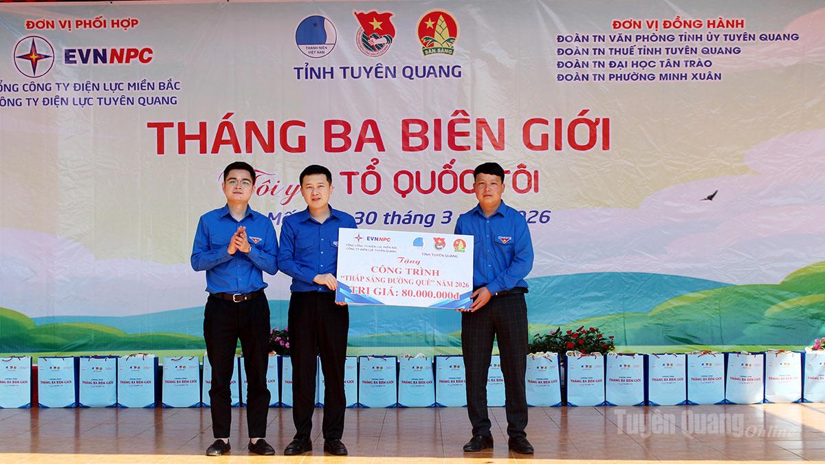 Ban tổ chức trao tặng công trình “Thắp sáng đường quê” trị giá 80 triệu đồng.