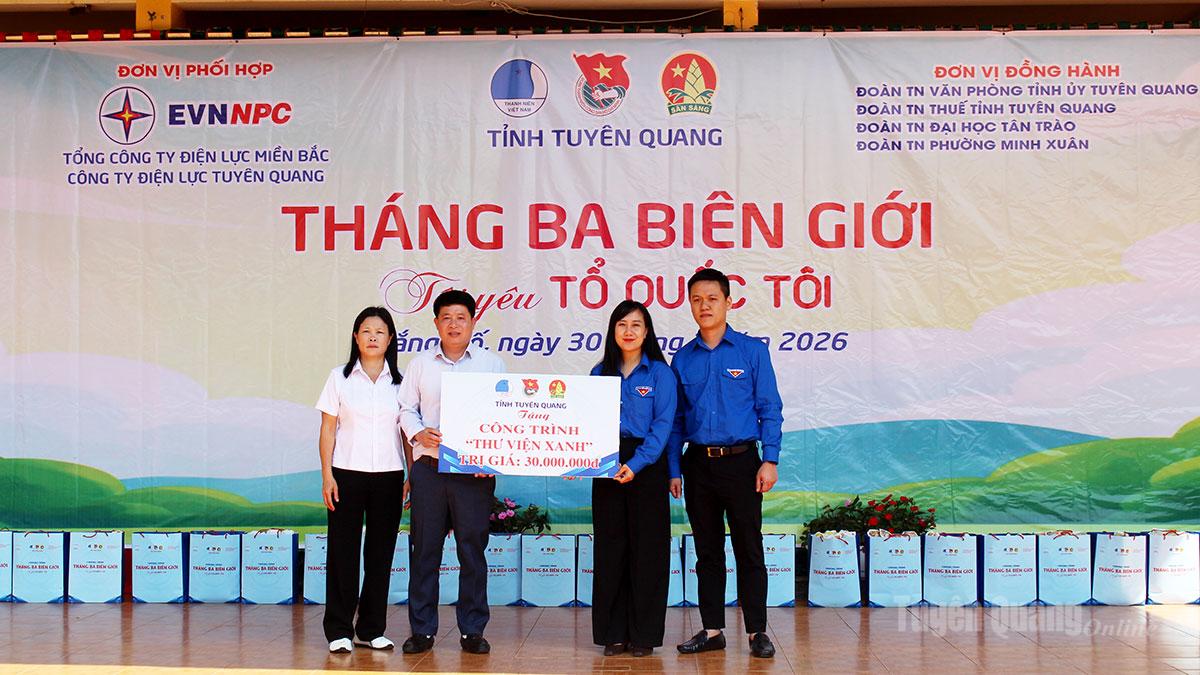 Ban tổ chức trao tặng công trình “Thư viện xanh” cho trường Phổ thông Dân tộc bán trú Tiểu học Thắng Mố.