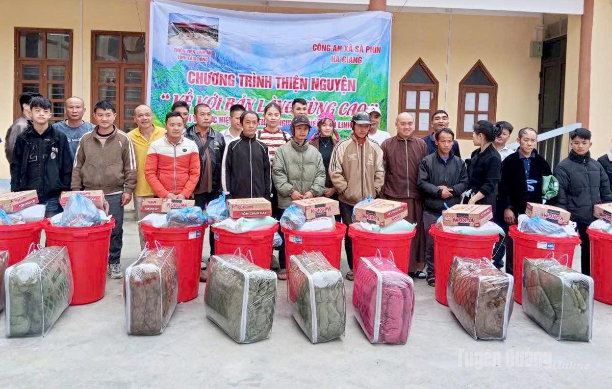 Đoàn thiện nguyện trao 100 suất quà cho các hộ có hoàn cảnh khó khăn.