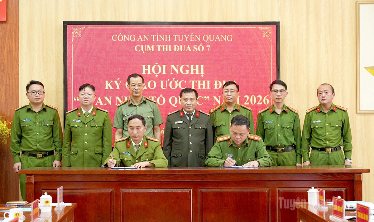Công an các xã thuộc cụm thi đua số 7 ký giao ước thi đua.
