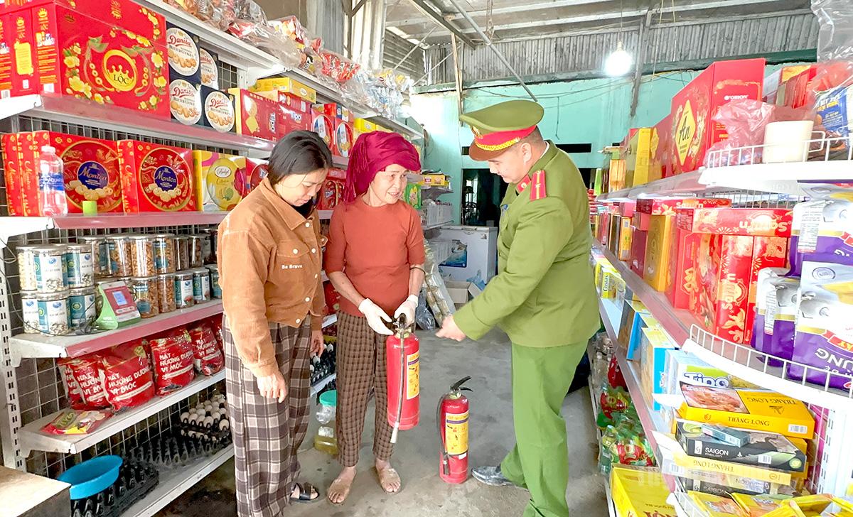 Công an xã Trung Sơn hướng dẫn người dân sử dụng bình cứu hoả kết hợp tuyên truyền, vận động người dân không mua gom, tích trữ xăng, dầu hạn chế nguy cơ xảy ra cháy nổ.