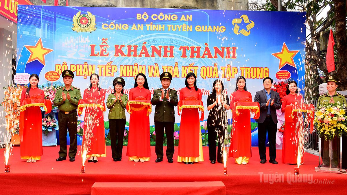 Các đại biểu cắt băng khánh thành Bộ phận tiếp nhận và trả kết quả tập trung.