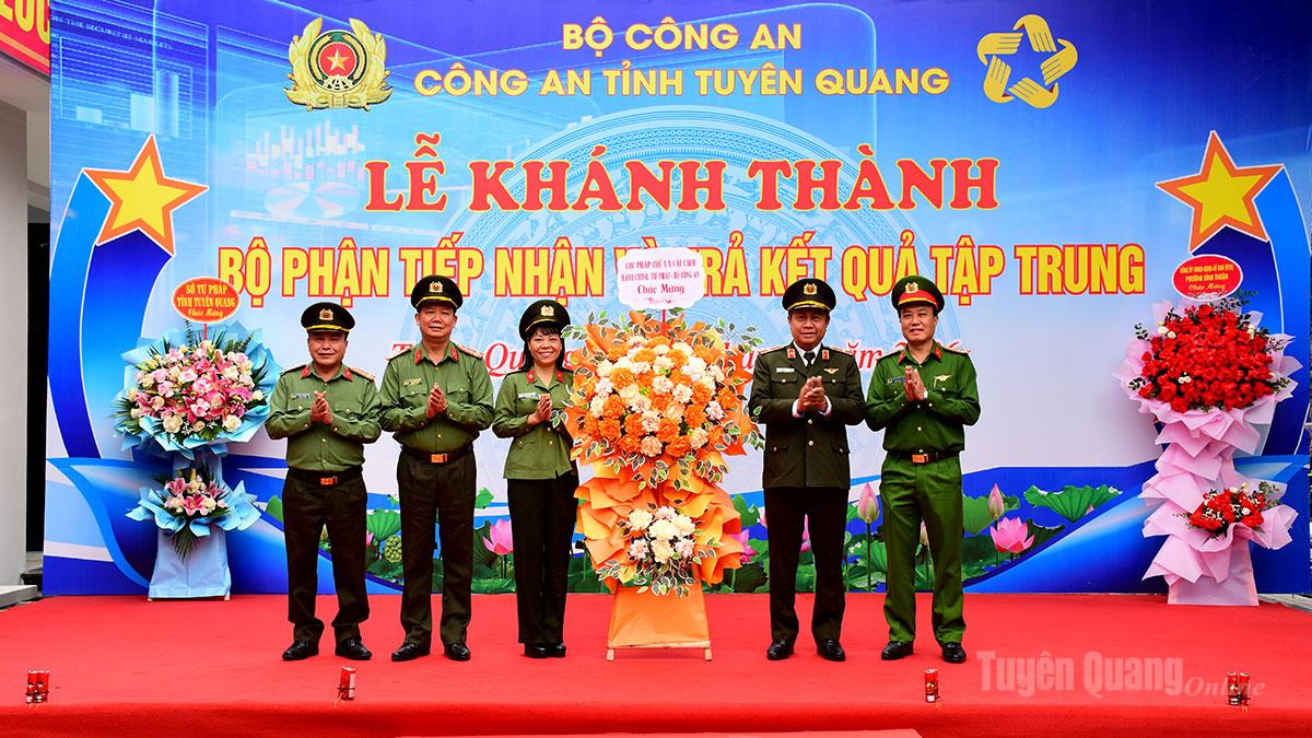 Lãnh đạo Cục Pháp chế và Cải cách hành chính, Tư lệnh pháp Bộ Công an tặng hoa chúc mừng.