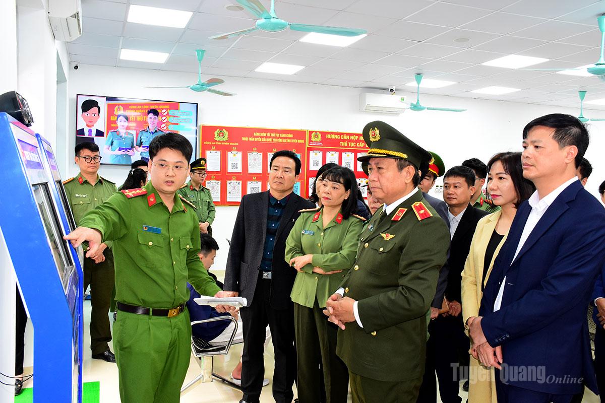 Các đại biểu tham quan Bộ phận tiếp nhận và trả kết quả tập trung.