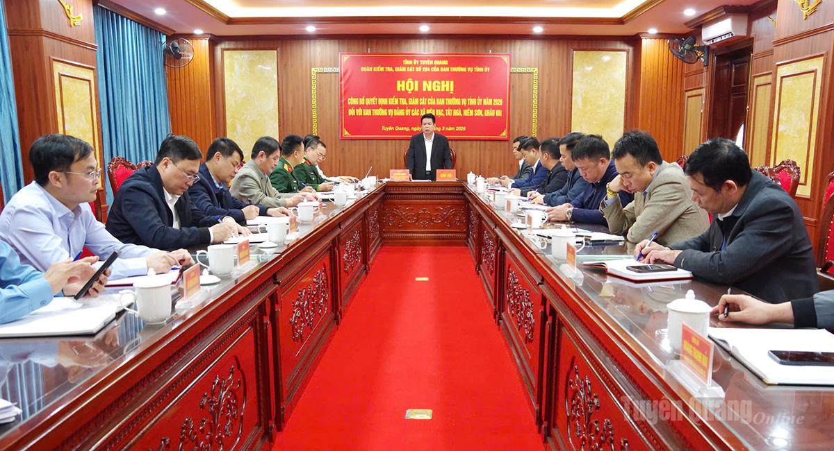 Thiếu tướng Lại Tiến Giang, Ủy viên Ban Thường vụ Tỉnh ủy, Chỉ huy trưởng Bộ Chỉ huy Quân sự tỉnh phát biểu tại hội nghị.