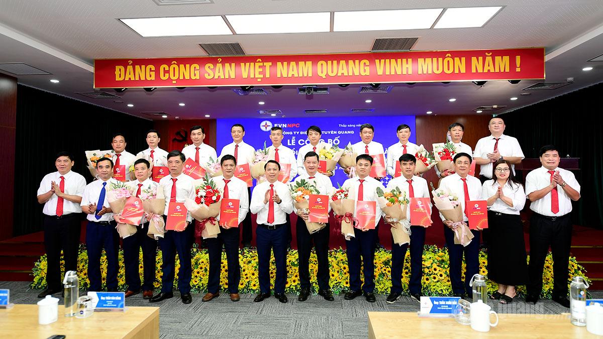 Ban lãnh đạo Công ty Điện lực Tuyên Quang trao quyết định, tặng hoa chúc mừng các Trưởng Điện lực được bổ nhiệm.
