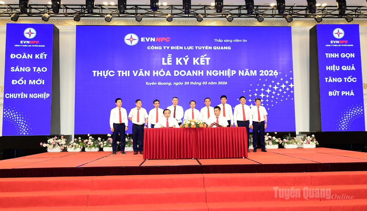 Đại diện các phòng, ban, Công ty Điện lực Tuyên Quang ký cam kết thực hiện văn hóa doanh nghiệp năm 2026.