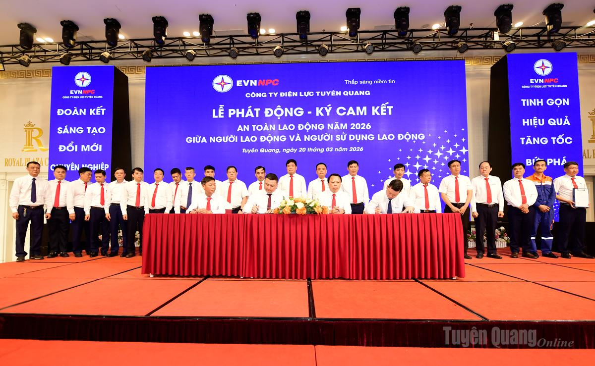 Lãnh đạo các phòng, ban, đội quản lý điện lực khu vực thực hiện ký cam kết an toàn lao động năm 2026.