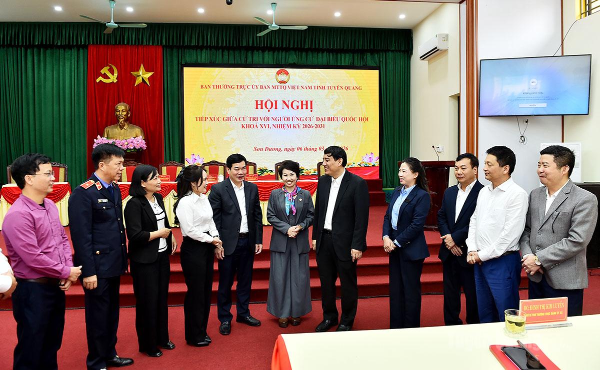 Các đại biểu trao đổi với lãnh đạo xã Sơn Dương về công tác chuẩn bị bầu cử.