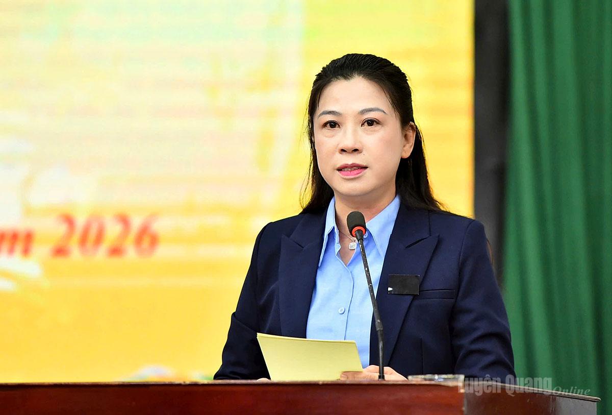 Đồng chí Phó Bí thư Thường trực Tỉnh ủy Lê Thị Kim Dung trình bày chương trình hành động tại hội nghị.