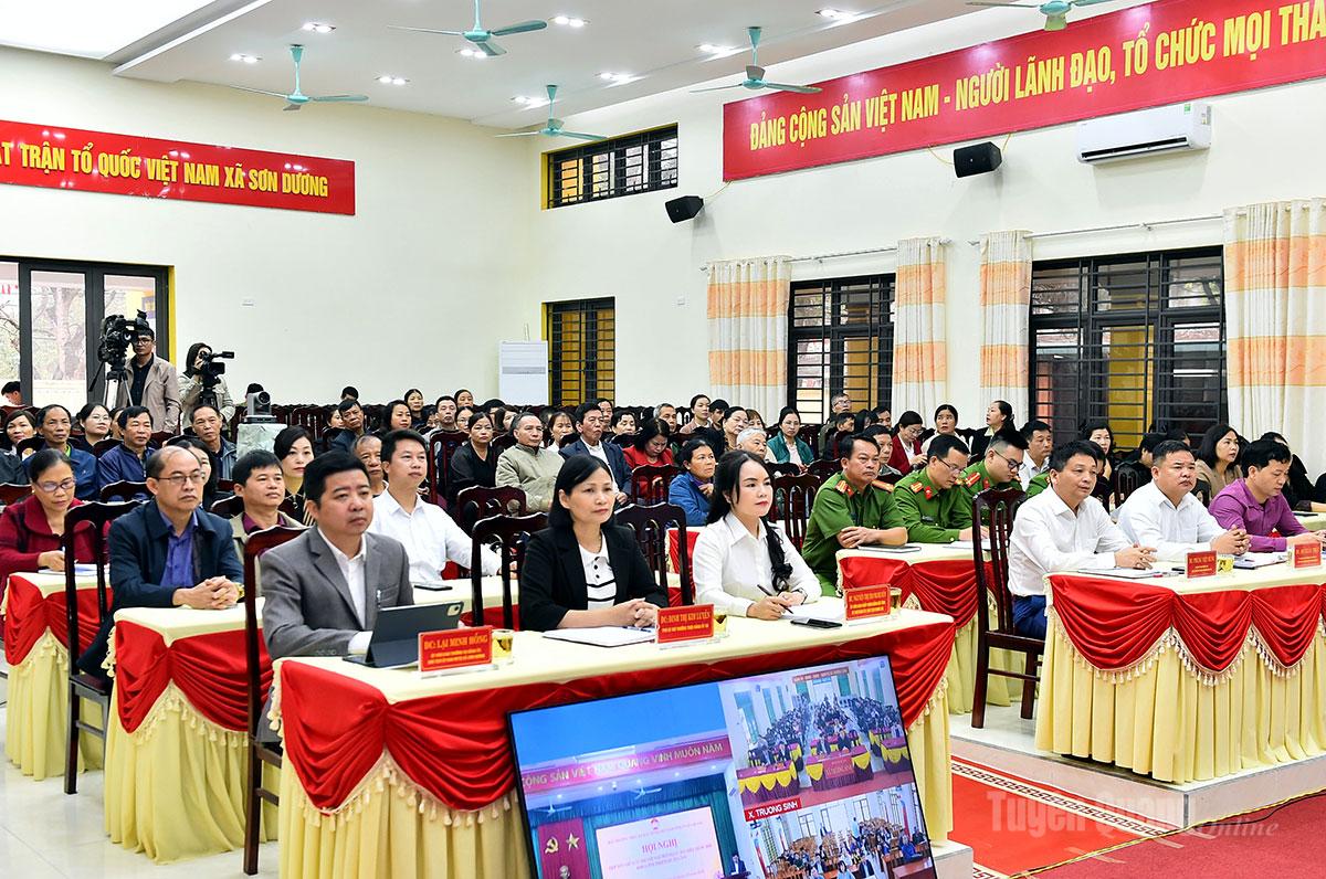 Các đại biểu và cử tri xã Sơn Dương tại hội nghị.