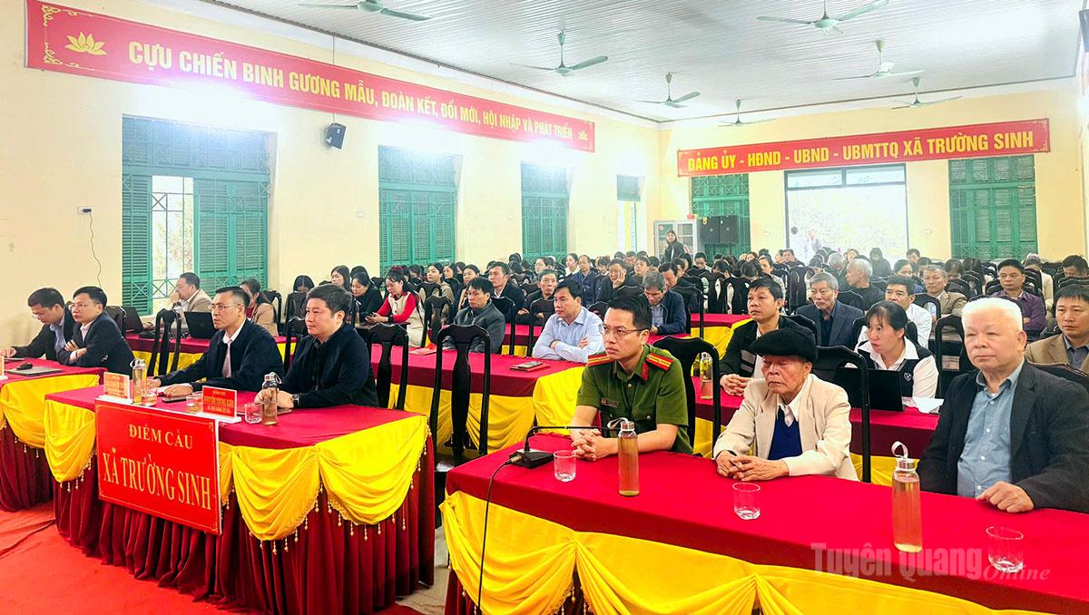 Cán bộ và cử tri dự hội nghị tại điểm cầu xã Trường Sinh.