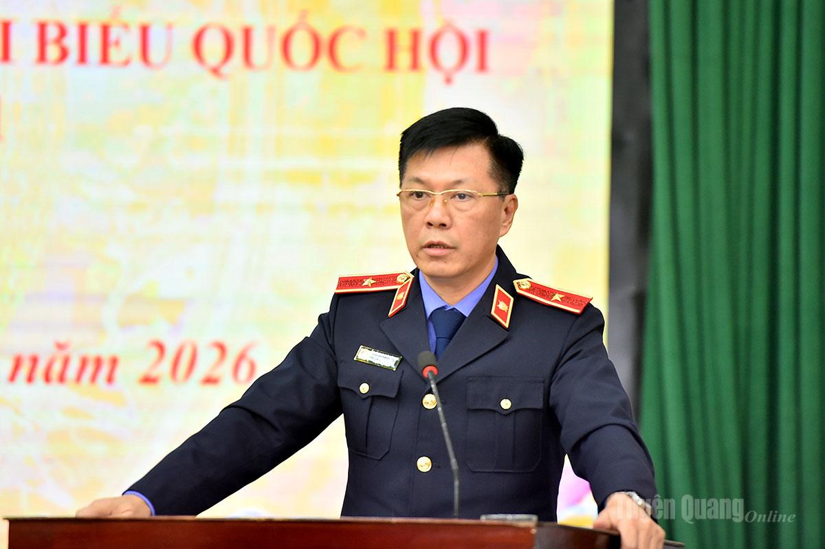 Đồng chí Lý Văn Huấn, Viện trưởng Viện kiểm sát nhân dân tỉnh trình bày chương trình hành động tại hội nghị.