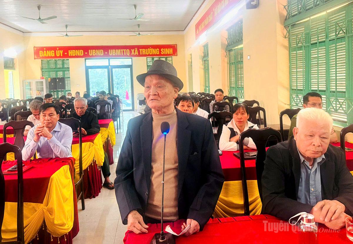 Cử tri xã Trường Sinh phát biểu tại hội nghị.