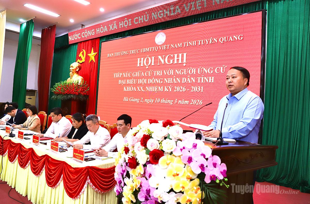 Chủ tịch UBND tỉnh Phan Huy Ngọc trình bày chương trình hành động trước cử tri phường Hà Giang 2.