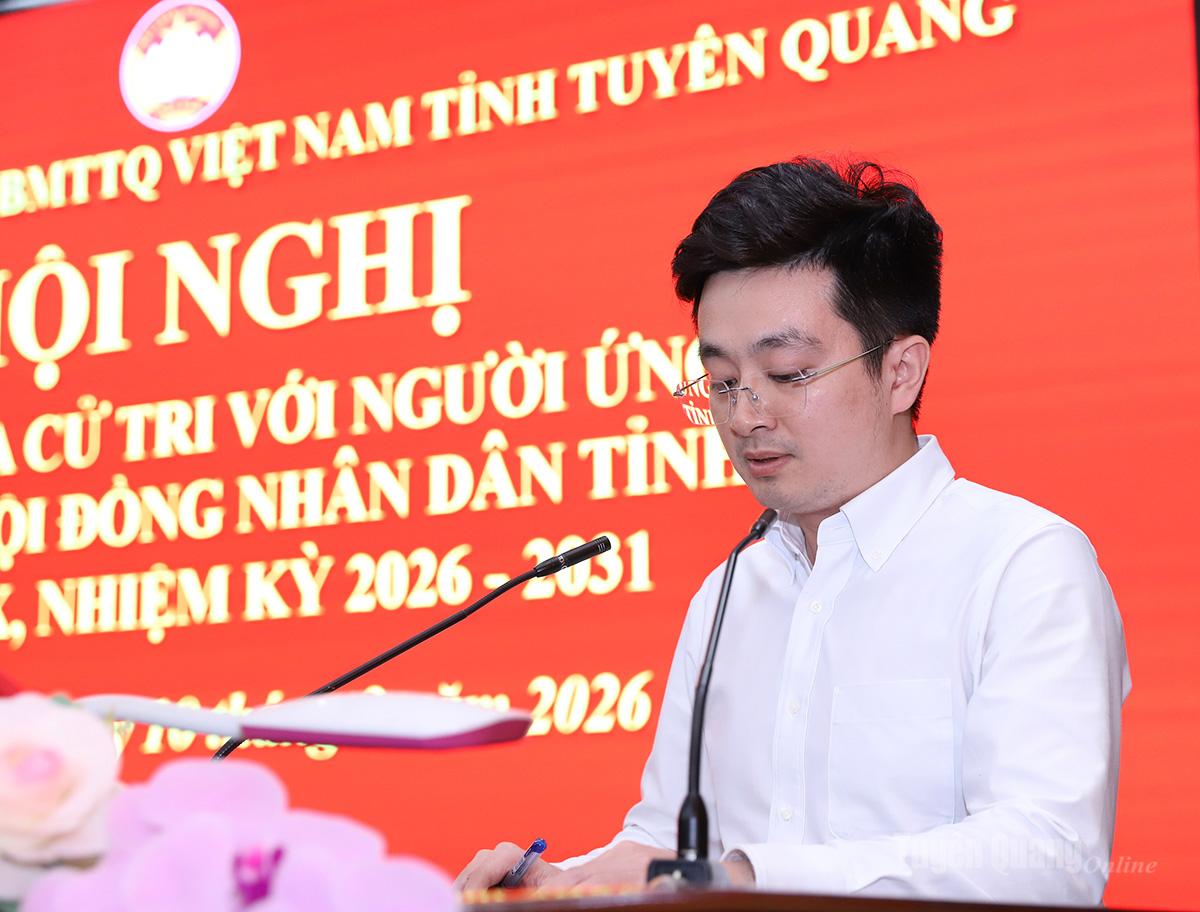 Ứng cử viên Nguyễn Công Trường, Phó Trưởng phòng Quản lý đầu tư xây dựng, Sở Xây dựng trình bày chương trình hành động nếu trúng cử đại biểu HĐND tỉnh.