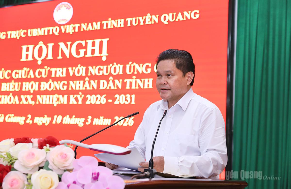 Bí thư Đảng uỷ phường Hà Giang 2 Vàng Seo Cón thay mặt các ứng cử viên tiếp thu ý kiến của cử tri.