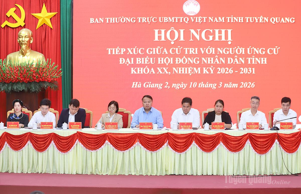 Chủ tịch UBND tỉnh Phan Huy Ngọc cùng các ứng cử viên tại buổi tiếp xúc cử tri.