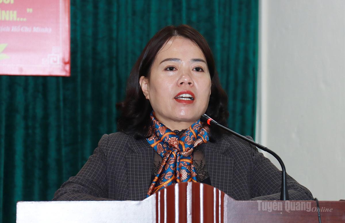 Đồng chí Lý Thị Lan, Trưởng đoàn đại biểu Quốc hội khóa XV tỉnh phát biểu tại buổi tiếp xúc.