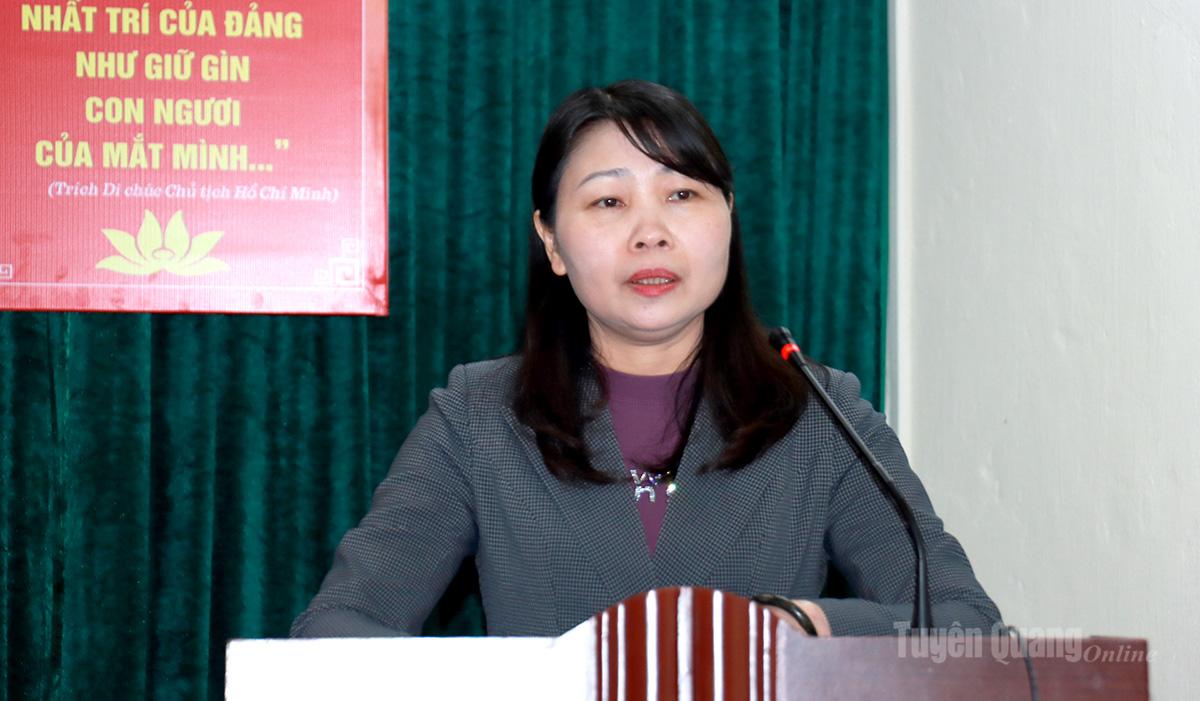 Ứng cử viên đại biểu HĐND tỉnh Vũ Thị Giang trình bày chương trình hành động cá nhân.