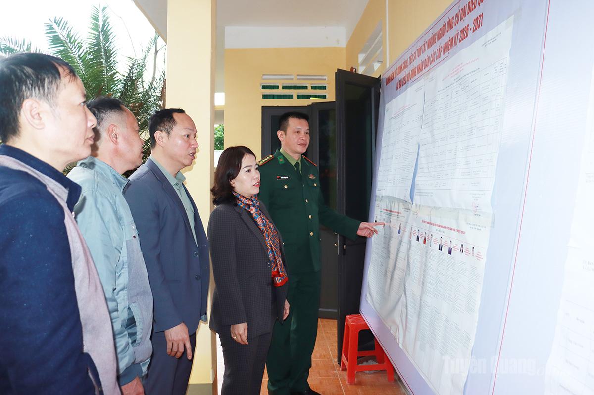 Đồng chí Lý Thị Lan, Trưởng đoàn đại biểu Quốc hội khóa XV tỉnh kiểm tra công tác chuẩn bị bầu cử tại xã Lùng Tám.