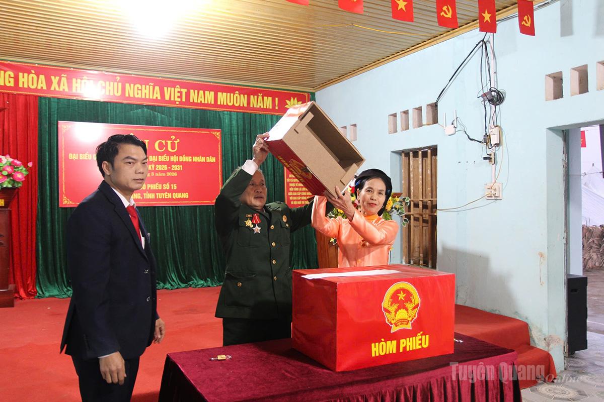 Các đồng chí tổ viên Tổ bầu cử thôn Trung, xã Bằng Lang kiểm tra hòm phiếu tại khu vực bầu cử. Ảnh: Thùy Lê