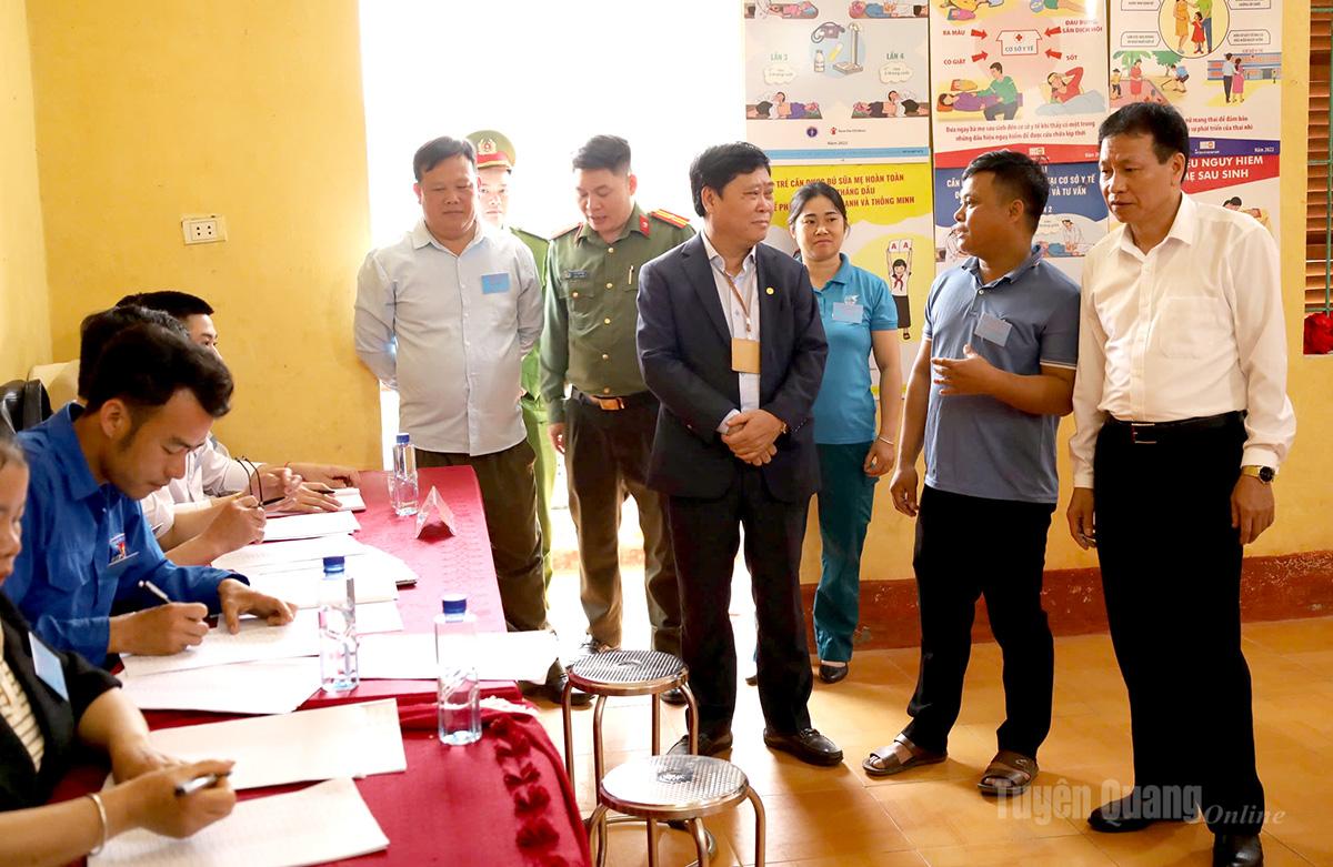 Đồng chí Mai Đức Thông, Ủy viên Ban Chấp hành Đảng bộ tỉnh, Giám đốc Báo và phát thanh, truyền hình Tuyên Quang, Ủy viên Ban Chỉ đạo Bầu cử tỉnh, Ủy viên Ủy ban Bầu cử tỉnh kiểm tra công tác bầu cử tại Khu vực bỏ phiếu thôn 8 Minh Tiến, xã Bình Xa . Ảnh: Như Quỳnh.