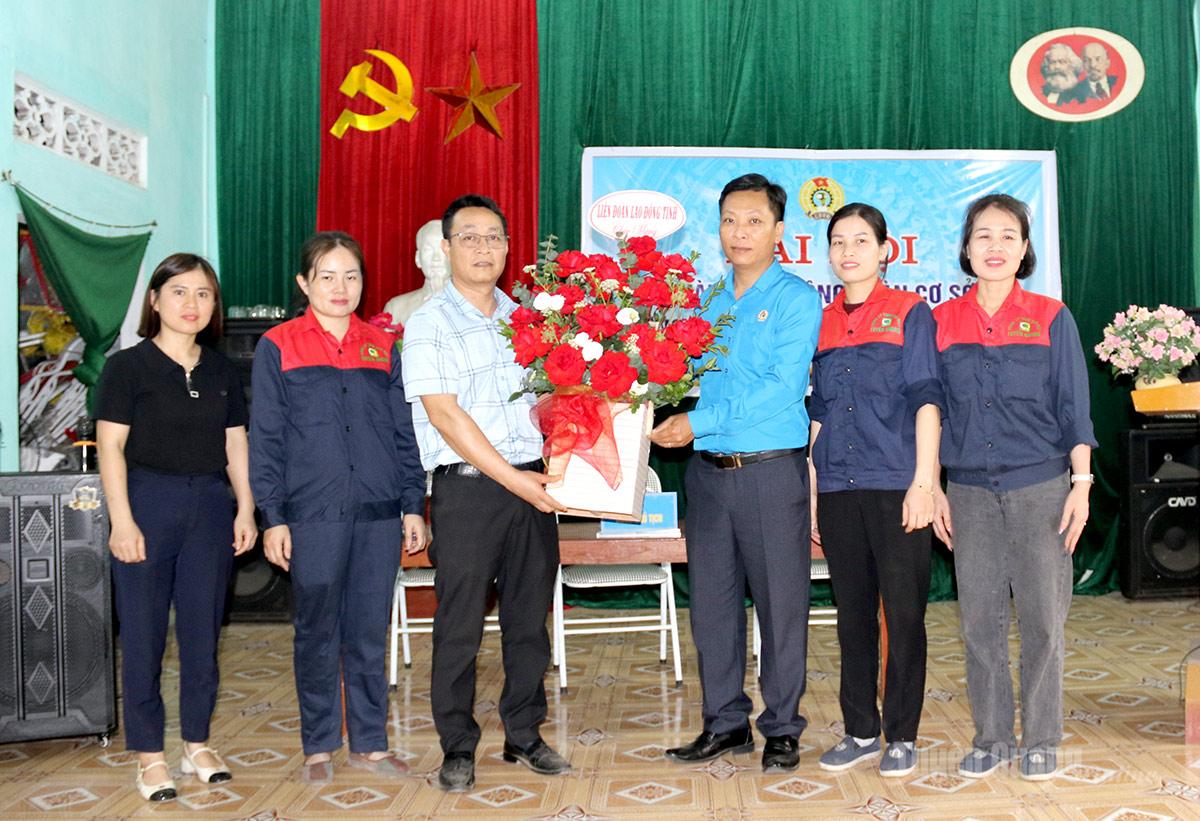 Lãnh đạo Liên đoàn Lao động tỉnh tặng hoa chúc mừng Ban Chấp hành công đoàn cơ sở Công ty CP THH FURNITURE Việt Nam.