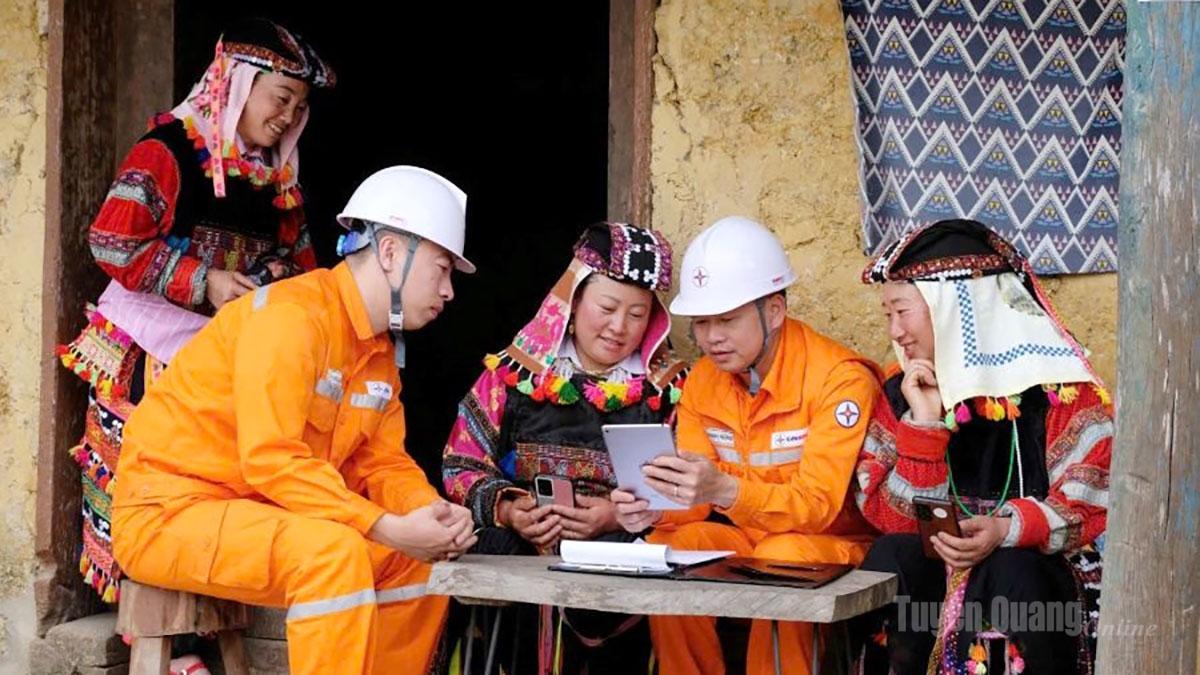 Nhân viên Điện lực Đồng Văn tuyên truyền cho bà con nhân dân sử dụng điện an toàn, tiết kiệm.