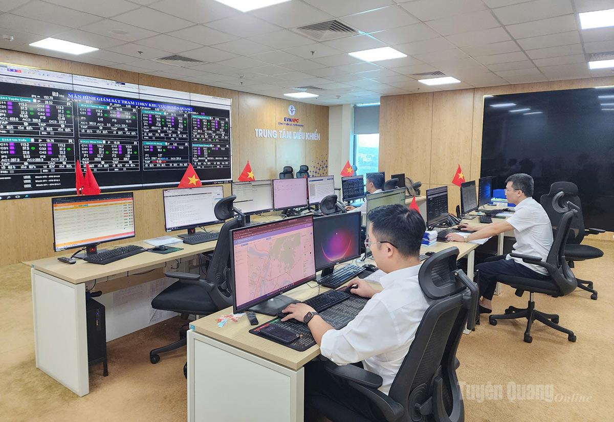 Cán bộ Trung tâm Điều khiển xa, Công ty Điện lực Tuyên Quang quản lý vận hành hệ thống lưới điện.