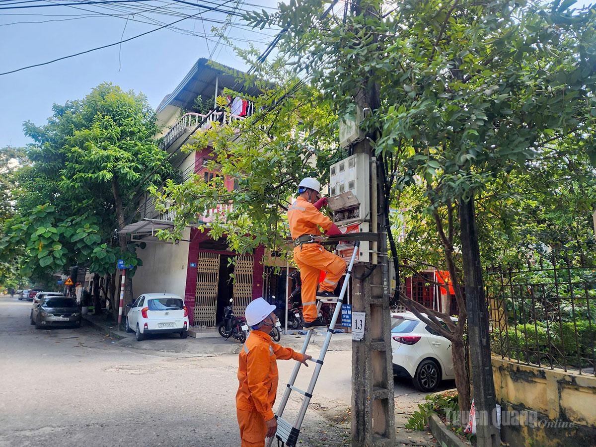 Nhân viên Điện lực Minh Xuân lắp đặt công tơ điện tử.