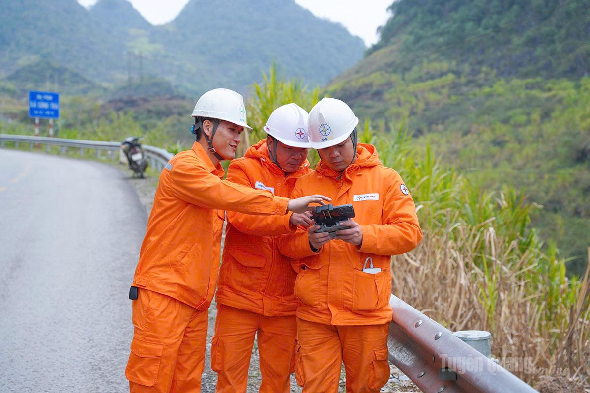 Công nhân Công ty Điện lực Tuyên Quang kiểm tra hệ thống lưới điện bằng thiết bị flycam.