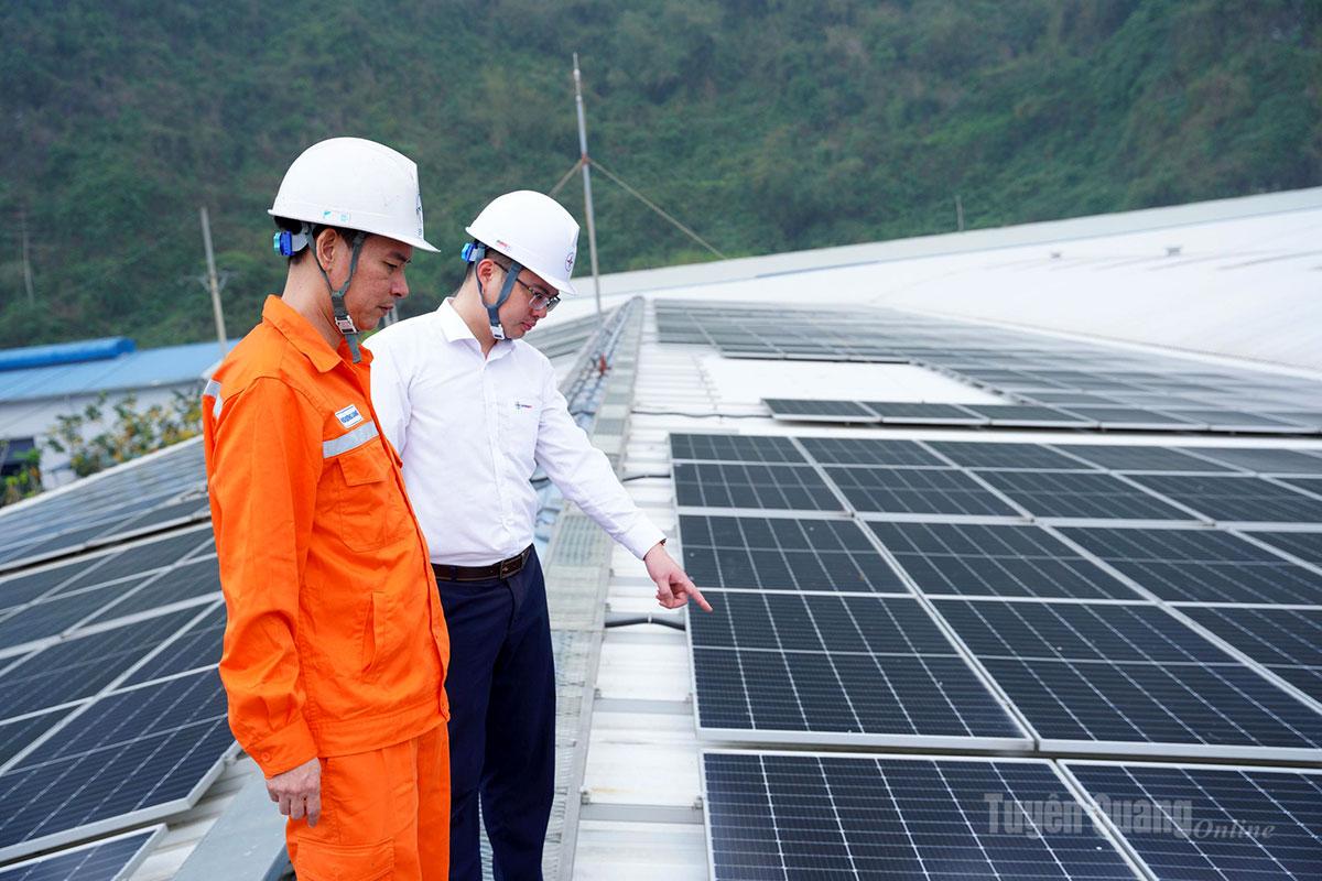 Cán bộ Điện lực Sơn Dương kiểm tra hệ thống điện mặt trời mái nhà tại Công ty bao bì DHT, cụm công nghiệp Phúc Ứng.